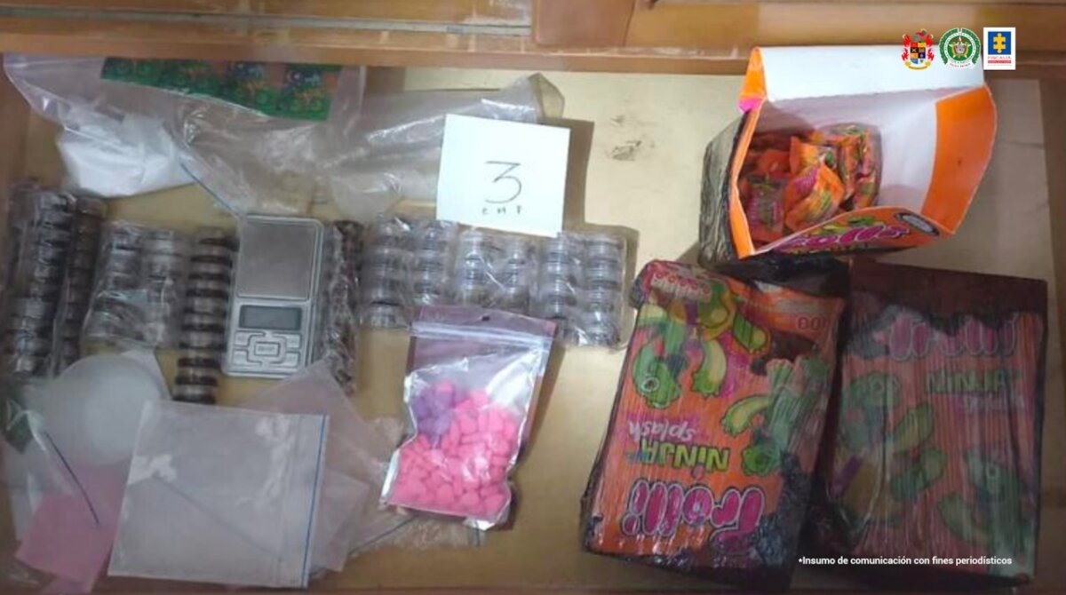 Cayeron 'Los Solís' banda que vendía drogas en Bogotá La Fiscalía junto a Policía de Bogotá, lograron desintegrar la banda conocida como 'Los Solís', quienes se dedicaban a vender drogas en Bogotá.