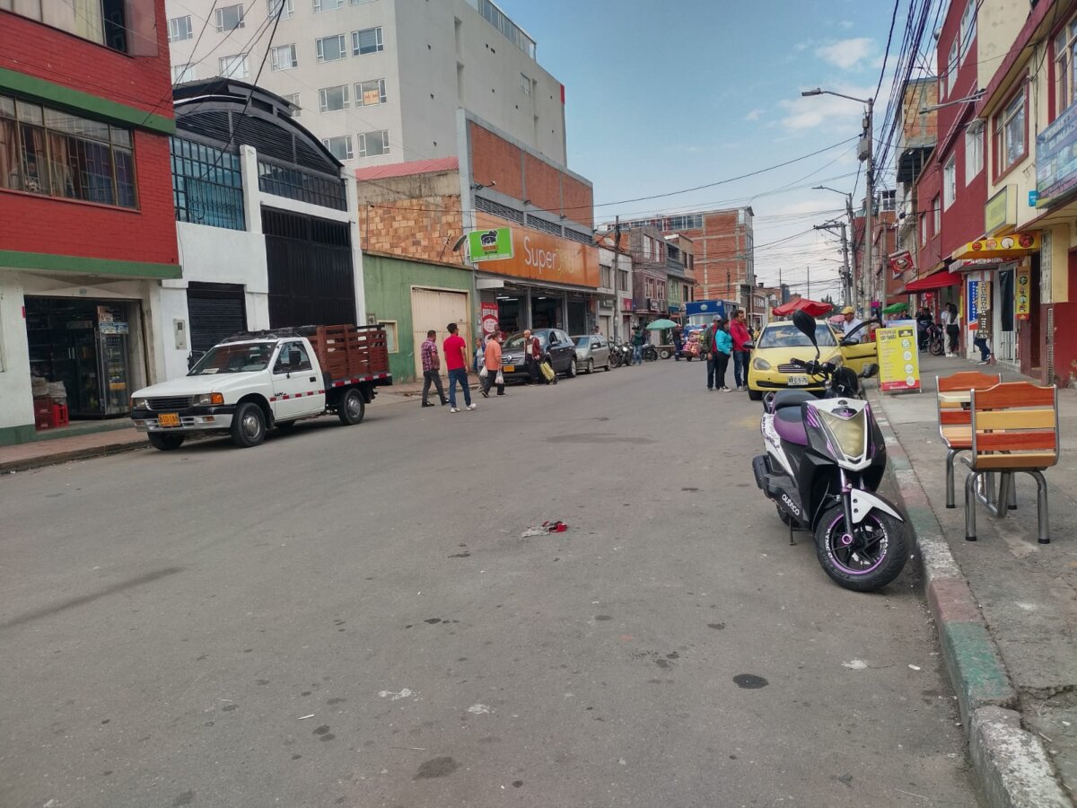 A Stevens lo asesinaron por robarle el celular en Rafael Uribe 1 A Stevens lo asesinaron por robarle el celular en Rafael Uribe Dos amigos se movilizaban en caravana por entre las calles de la localidad de Rafael Uribe, uno en carro y el otro en moto, sin siquiera imaginarse que una banda de pillos les seguía de cerca.