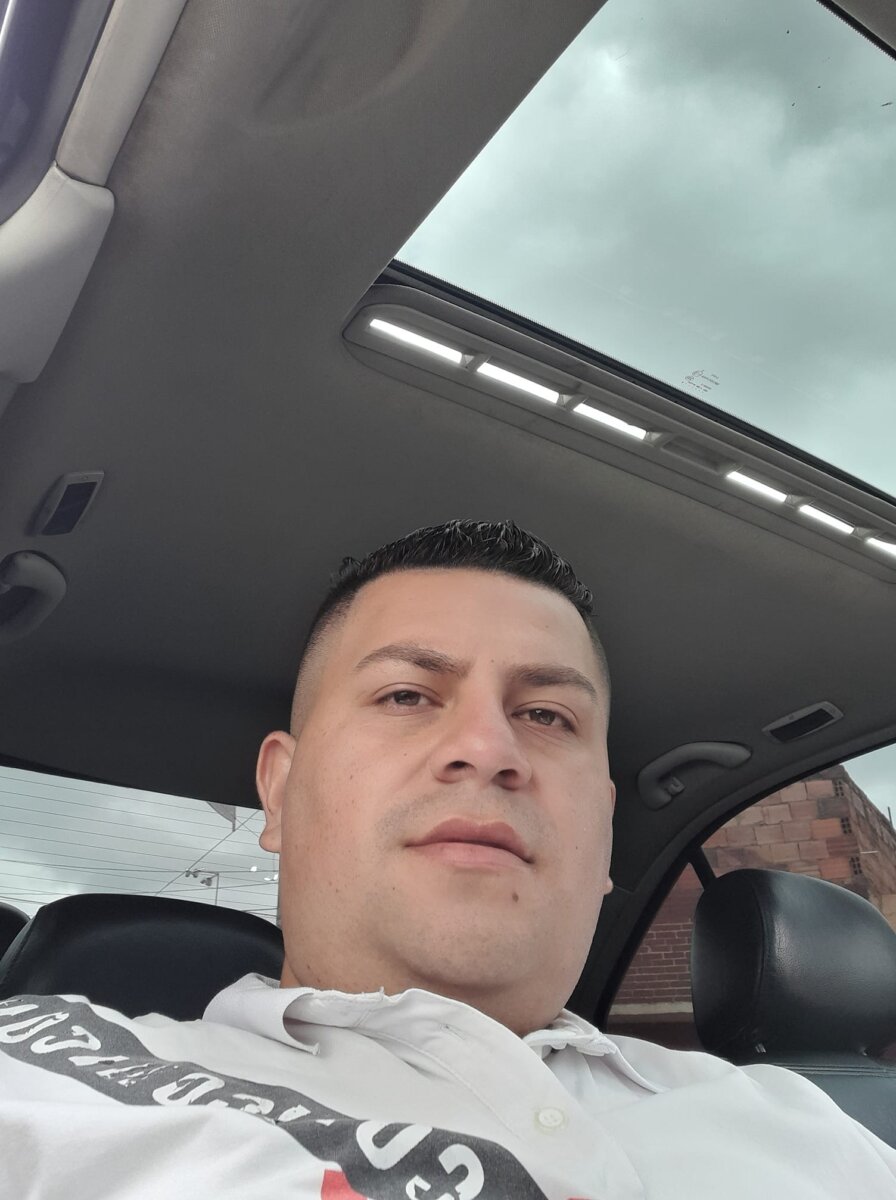 A Stevens lo asesinaron por robarle el celular en Rafael Uribe 2 A Stevens lo asesinaron por robarle el celular en Rafael Uribe Dos amigos se movilizaban en caravana por entre las calles de la localidad de Rafael Uribe, uno en carro y el otro en moto, sin siquiera imaginarse que una banda de pillos les seguía de cerca.