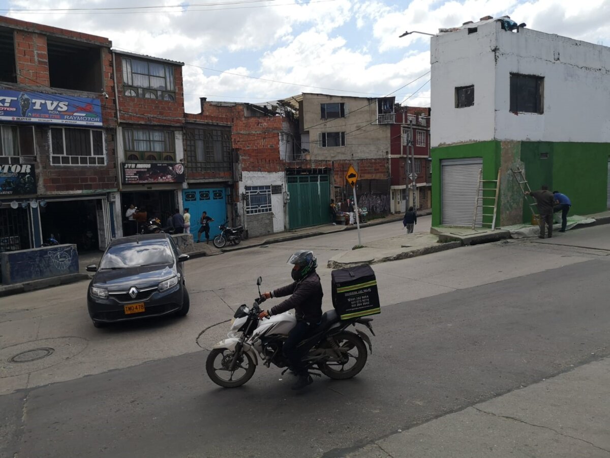 Riña por intolerancia derivó en tragedia 1 Riña por intolerancia derivó en tragedia “Esta mañana me contaron que se había muerto uno de los contrincantes. Eran dos los que estaban peleando y uno le pegó una puñalada al otro y lo terminó matando, o eso es lo que se comenta por acá en el barrio. La gente está muy asustada y casi no habla de eso, porque eso fue un despelote terrible y el miedo se siente.Últimamente todo ha estado muy pesado por acá y por cualquier cosita lo pueden matar a uno”, fueron las declaraciones que un vecino del sector de Lucero Bajo (Ciudad Bolívar) le contó a Q'HUBO, a propósito de un mortal riña que tuvo lugar en la zona finalizando la tarde del pasado jueves.