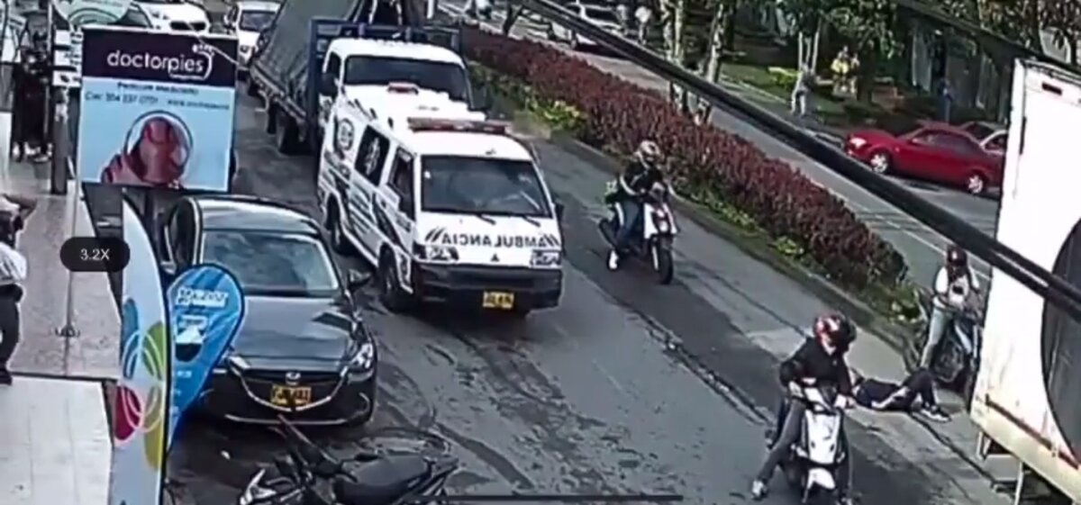 ¡Un milagro! Mujer se salvó de morir arrollada por tractomula 1 ¡Un milagro! Mujer se salvó de morir arrollada por tractomula En una cámara de seguridad quedó registrado el momento en que una mujer milagrosamente se salvó de morir tras haber sido arrollada por una tractomula en una calle de la ciudad de Ibagué, en un sector conocido como Milla de Oro.