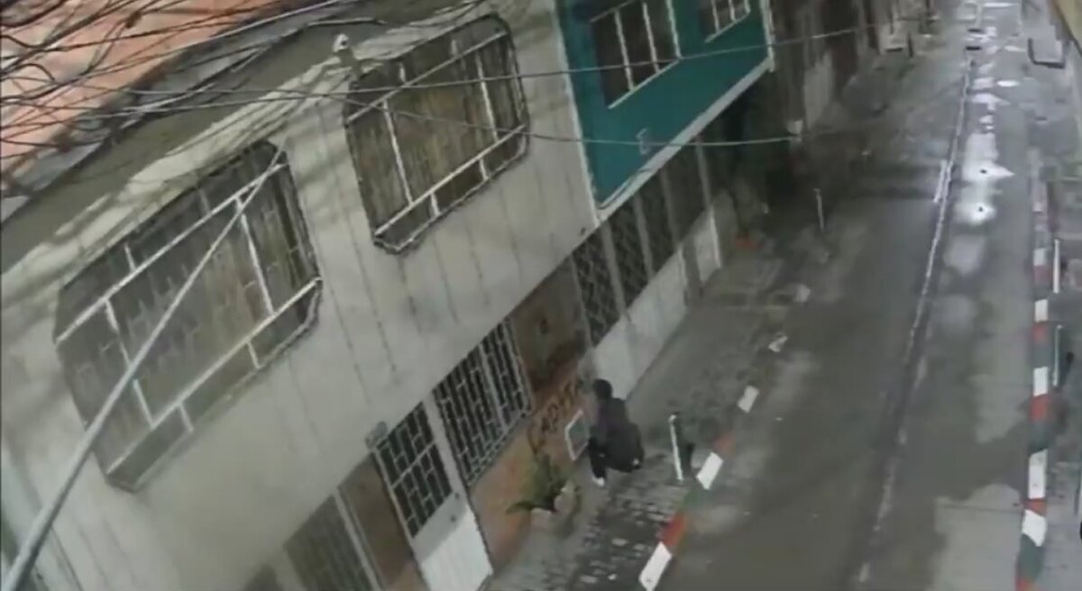¡Indignante! Comerciantes en Bosa son azotados por millonarias extorsiones 2 ¡Indignante! Comerciantes en Bosa son azotados por millonarias extorsiones Varios comerciantes del barrio Carbonel, de la localidad de Bosa, han denunciado ante las autoridades que han recibido agresivas amenazas por parte de supuestos miembros de la organización criminal como las Águilas Negras.