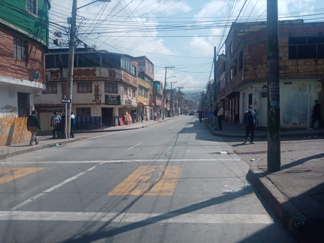 A ‘Yiyo’ lo asesinaron mientras se peluqueaba en Rafael Uribe 1 A ‘Yiyo’ lo asesinaron mientras se peluqueaba en Rafael Uribe Los bandidos huyeron impunes de la sangrienta escena que acababan de propiciar mientras vecinos de la cuadra daban aviso a las autoridades. A su arribo, los uniformados se encargaron de trasladar a las 4 personas baleadas al hospital El Tunal.
