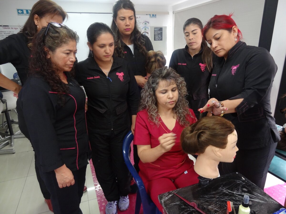 Aprenden de belleza y se lo retribuyen a la sociedad Desde que inició la Academia de Belleza Chabelly, en la localidad de Bosa (año 1991), María Isabel Zambrano nunca se imaginó que el sueño que inició junto a mujeres vulnerables y cabeza de hogar terminaría por convertirse en la fuente de oportunidad para cambiar la vida de muchos hombres y mujeres, gracias a la formación técnica que brinda en áreas como peluquería, cuidado estético de manos y pies, maquillaje artístico y decorativo, barbería y formación pedagógica en oficios de belleza; pero lo más destacado de esta labor es que las estudiantes tienen la oportunidad de retribuir algo de lo aprendido a la sociedad, pues junto a los docentes y la propia directora realizan brigadas de aseo y belleza en hogares de adultos mayores, centros de rehabilitación y cárceles, donde cortan el cabello gratis y les llevan alegría a quienes no pasan por su mejor momento.