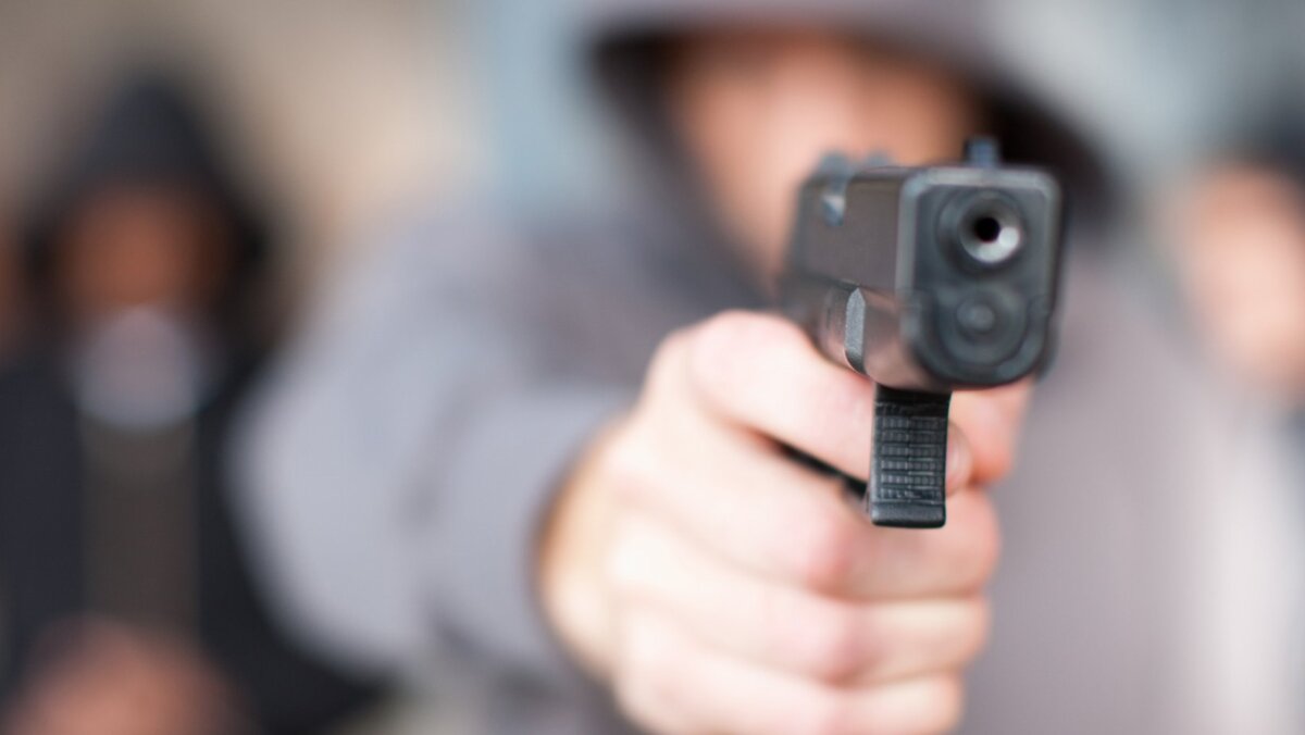 A tiros asesinaron a Hernán en Ciudad Bolívar 1 A tiros asesinaron a Hernán en Ciudad Bolívar Mientras se encontraba departiendo junto a más personas en una zona aledaña a un parque en el barrio Arborizadora Alta, en la localidad de Ciudad Bolívar, la muerte le llegó de imprevisto a Hernán Perea Valencia. El hombre de 45 años no sospechó jamás que un hombre armado le caería a la calle 70 sur con carrera 46A y, sin mediar palabra, desenfundó toda la carga del revólver.