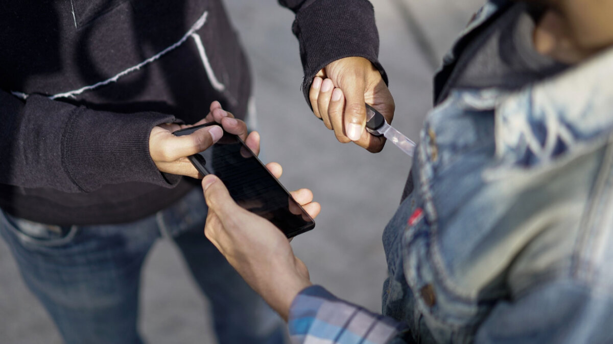 A cuchillo asesinaron a un hombre por robarle el celular en Suba 8 A cuchillo asesinaron a un hombre por robarle el celular en Suba Padre e hijo fueron violentamente atacados en la madrugada de este jueves 8 de diciembre, por cinco pillos. Los criminales, que intentaban robar a los hombres, se pusieron violentos al ver que se estaban resintiendo al robo, por lo que uno de los bandidos sacó un puñal y los apuñaló.