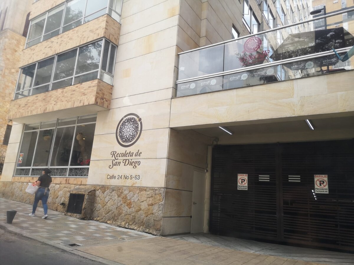 Macabro hallazgo: encuentran cuerpo sin vida de modelo webcam LGBTI 1 Macabro hallazgo: encuentran cuerpo sin vida de modelo webcam LGBTI El misterio rodea la muerte de un joven de 22 años, quien dicen era modelo webcam, ocurrida este martes en un tradicional conjunto residencial ubicado en el corazón del barrio Las Nieves, en pleno centro de la capital.