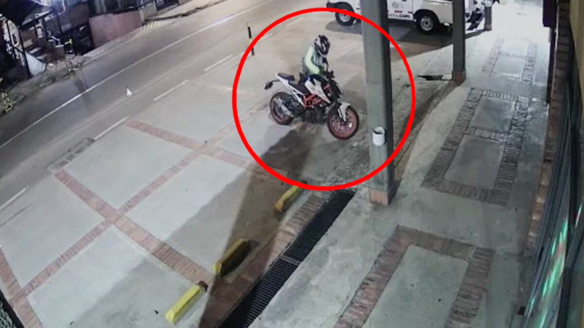 Pille cómo le pueden robar su moto en cuestión de segundos Tenga mucho cuidado con su moto porque en un abrir y cerrar de ojos se la pueden llevar, como el caso de este pillo que se robó una motocicleta que estaba parqueada en una bahía en la calle 80 con avenida 68.