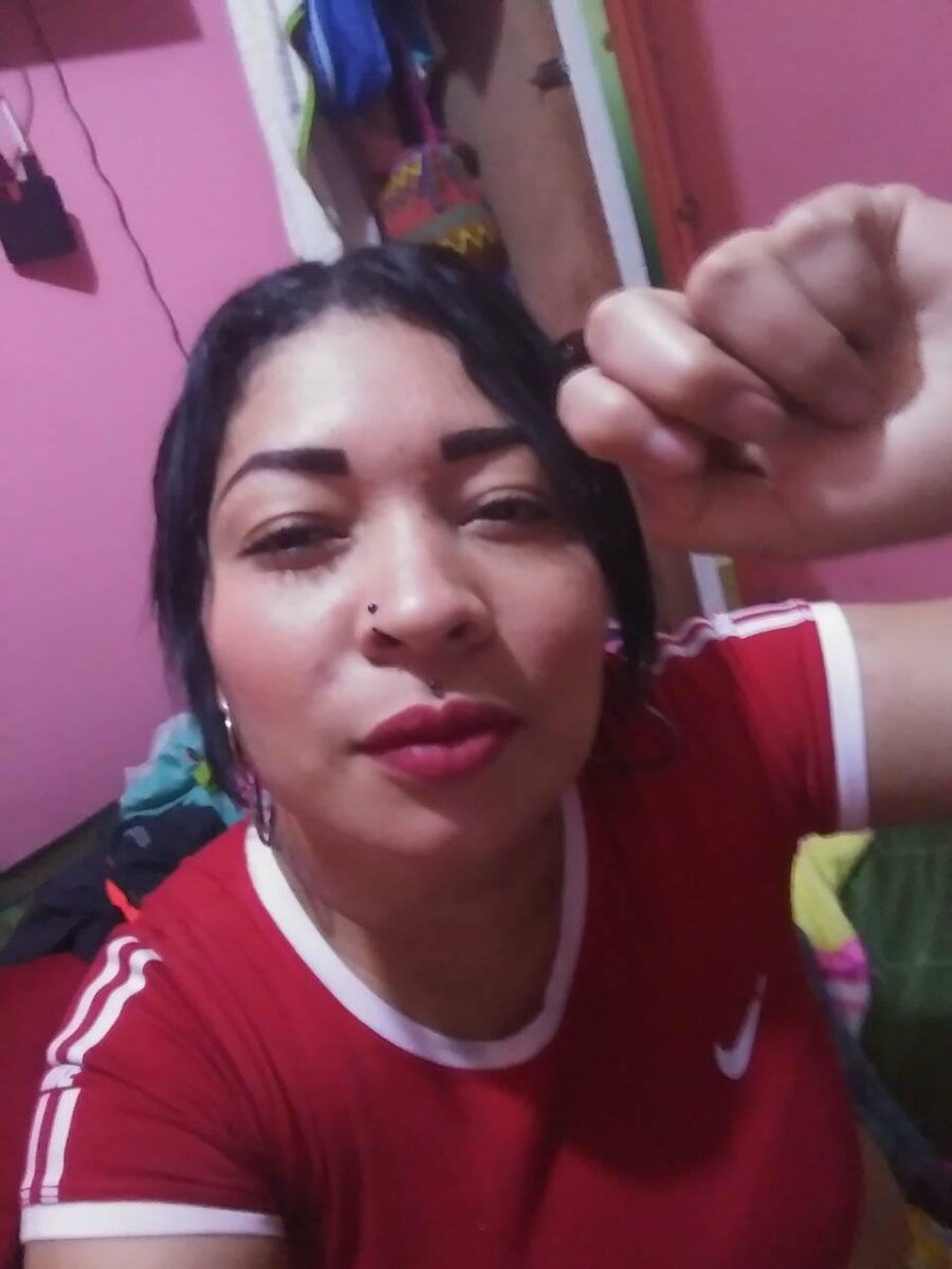 En vil ataque mataron a Anyi en Suba 2 En vil ataque mataron a Anyi en Suba La vendedora se encontraba en compañía de otra mujer, al parecer, se encontraban recogiendo la mercancía que comercializaban en el puesto ambulante cuando todo sucedió. Una de ellas, Anyi del Carmen Seguanes Villadiego, estaba barriendo el punto donde ubicaban el puesto, cuando un sujeto llegó y sobrevino la tragedia.