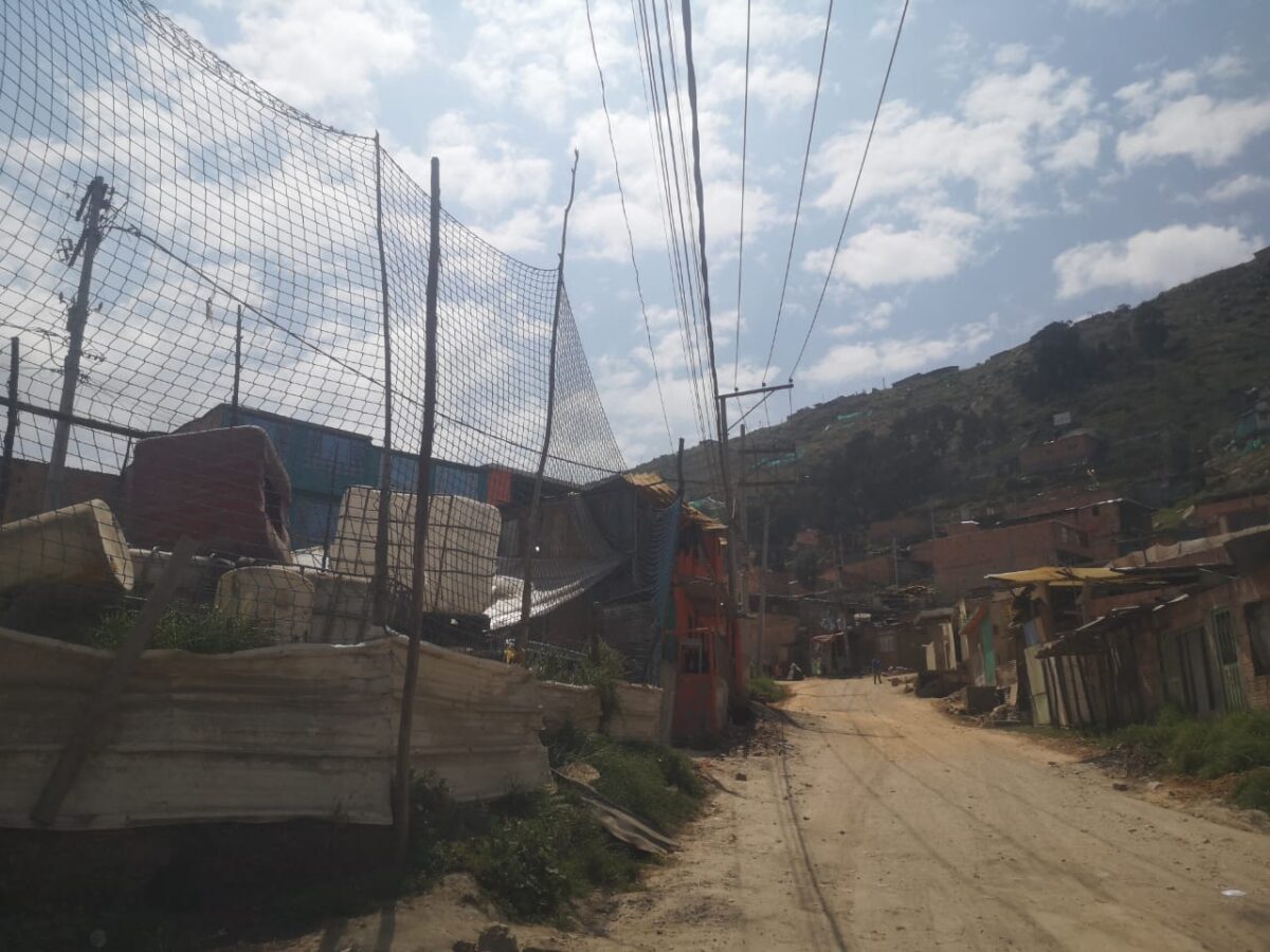 Atroz: recibió 30 puñaladas en Soacha Un espeluznante crimen que tuvo lugar la mañana de ayer, en un alejado barrio de invasión en la parte alta del municipio de Soacha, tiene con los pelos de punta a vecinos y autoridades de la zona, quienes no salen del asombro tras conocer el homicidio de un joven de 23 años que recibió al menos 30 puñaladas en medio de una brutal riña con un sujeto que fue oportunamente capturado por las autoridades del municipio.