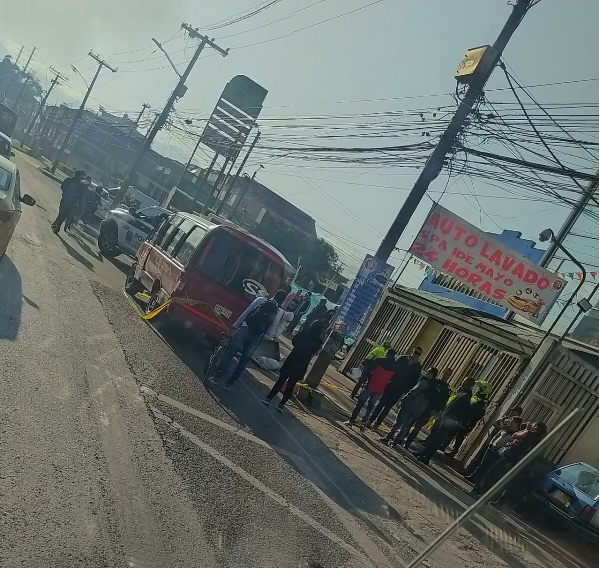 Bala y muerte dentro del transporte público Alrededor de las 5:40 de la mañana de ayer, miércoles 28 de diciembre, el homicidio de un joven dentro de un carro de transporte público conmocionó a los transeúntes ytrabajadores del sector de Carvajal (Kennedy), quienes se encontraban a esa hora en el lugar.
