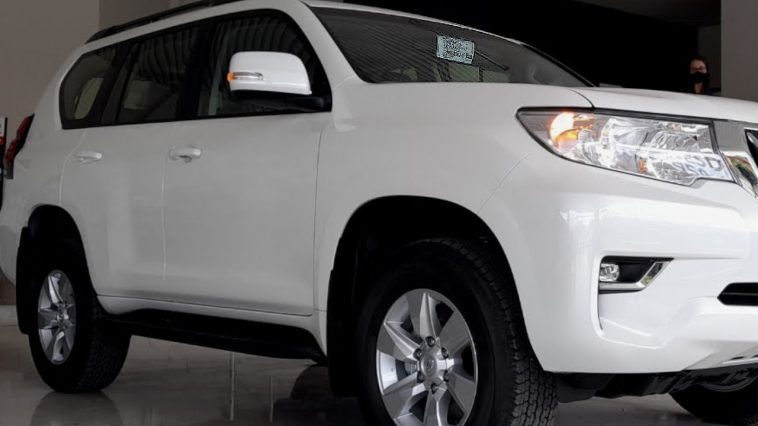 Camionetas blindadas paseaban a extranjeros por $200 mil 1 Camionetas blindadas paseaban a extranjeros por $200 mil Las irregularidades en la Unidad Nacional de Protección (UNP), continúan dando de qué hablar, pues, luego de que en una de las camionetas de la entidad se encontrara un cargamento de coca, ahora se conoció una denuncia donde se afirma que estos vehículos del Estado llevan extranjeros a turistear por Bogotá y municipios aledaños.