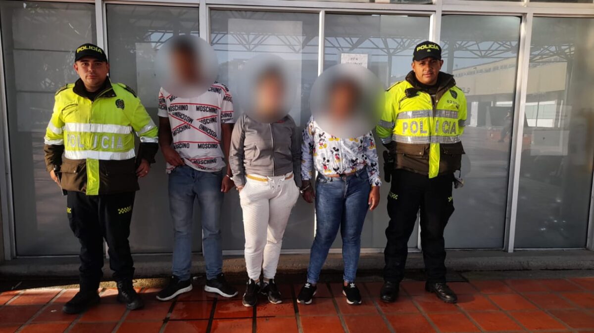 Los detalles de la muerte del conductor de Uber que fue asesinado por sus pasajeros 2 Los detalles de la muerte del conductor de Uber que fue asesinado por sus pasajeros Madrugada violenta en Suba: en medio de lo que se presume fue un intento de hurto, un hombre de 27 años, trabajador de plataformas digitales de transporte, fue vilmente atacado por cuatro personas, dos mujeres y dos hombres, quienes le habían solicitado una carrera minutos antes.
