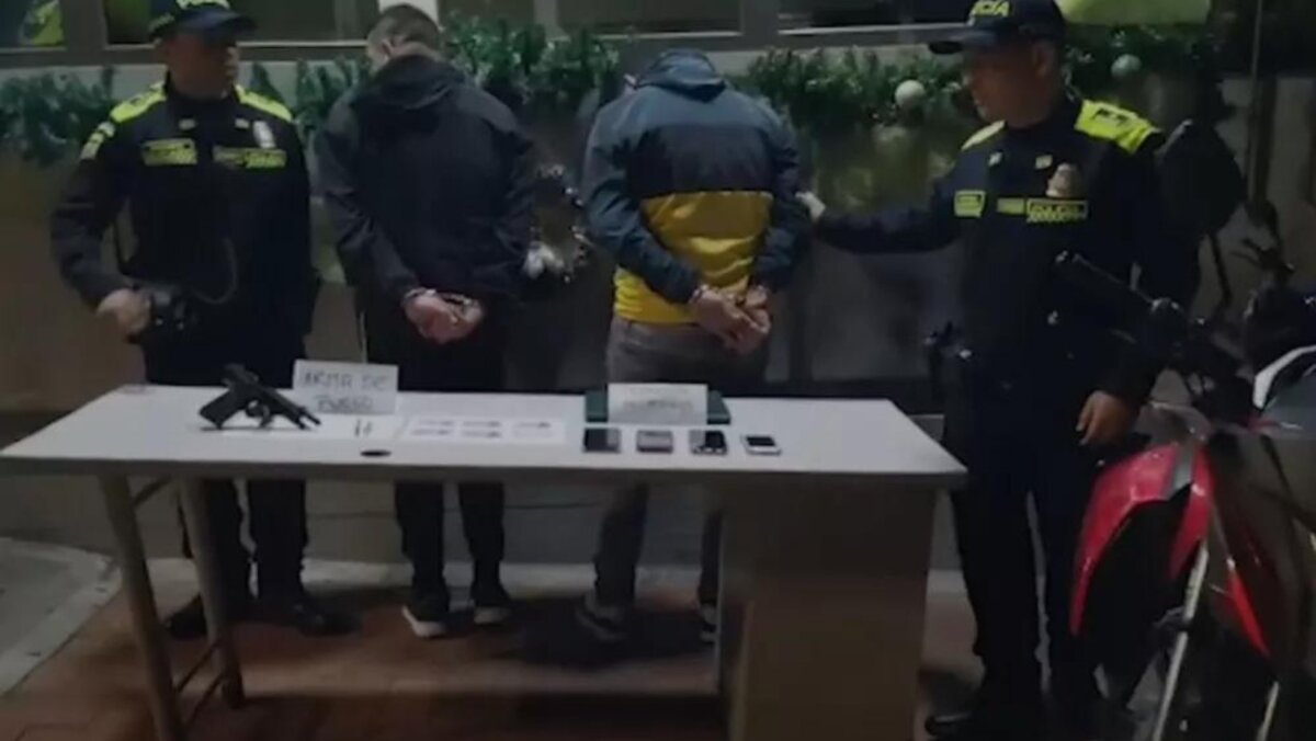 Balacera en Chapinero: policías sorprendieron a bandidos en pleno atraco 1 Balacera en Chapinero: policías sorprendieron a bandidos en pleno atraco Los disparos fueron respondidos por las autoridades, y se formó una balacera en plena calle, posteriormente, se logró la captura de los dos delincuentes.