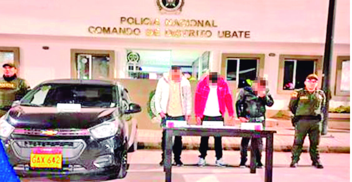 Los cogieron por clonar tarjetas 1 Los cogieron por clonar tarjetas Tres delincuentes fueron capturados en las últimas horas por la Policía de Ubaté, en el departamento de Cundinamarca, tras haber sido señalados de hacer retiros de cajeros con tarjetas clonadas, una modalidad que desde hace mucho practican los pillos utilizando dispositivos electrónicos que leen las cintas magnéticas de estas.
