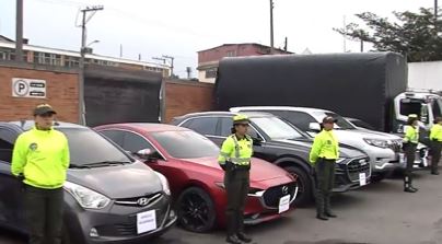 Cayó banda de pillos que se dedicada a robar carros en Bogotá Las autoridades indicaron que los bandidos aprovechaban que los carros estaban en las calles solos para llevárselos y los hurtos los cometían en las localidades de&nbsp;Puente Aranda, Kennedy, Engativá, Chapinero, Barrios Unidos y Ciudad Bolívar.