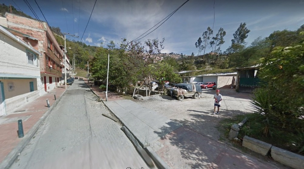 Crimen a bala en tres calaveras, Usaquén 1 Crimen a bala en tres calaveras, Usaquén “Los hechos se presentaron el día martes 26 en una zona donde la situación de orden público y violencia es compleja, cuando las autoridades llegaron ya el hecho había sucedido y procedieron a evacuar y acordonar la zona del hallazgo. El cuerpo hallado corresponde al de un habitante del sector quien, según allegados, desde hacía algún tiempo era objeto de amenazas. Las investigaciones van encaminadas a esclarecer si el crimen responde a esas amenazas”, le dijo una fuente que conoció el caso la mañana de ayer a Q'HUBO.