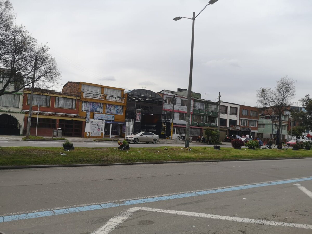 Crimen a bala en El Galán 1 Crimen a bala en El Galán Cuando las manecillas del reloj rondaba las 1:00 p. m. del martes, el estruendoso sonido de un arma de fuego dejó paralizados a los comerciantes y transeúntes del barrio Galán (Puente Aranda).