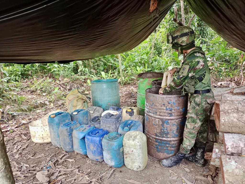 Destruyeron 10 laboratorios que producían coca En los últimos dos días las autoridades ubicaron y destruyeron 10 laboratorios que producían cocaína en los municipios de Riosucio y El Carmen del Darién, en el departamento del Chocó.