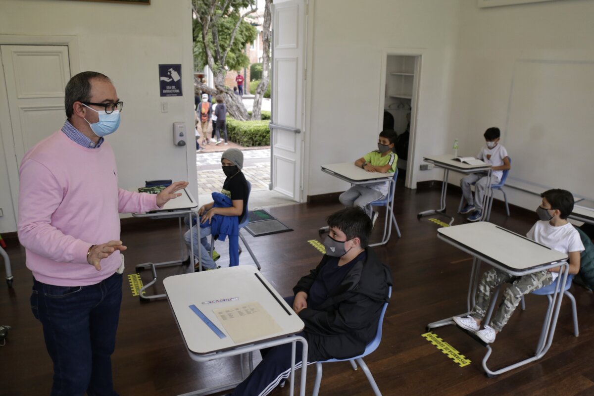 ¡Ojo! Últimos días para solicitar traslado de colegios en Bogotá 1 ¡Ojo! Últimos días para solicitar traslado de colegios en Bogotá Tenga en cuenta que el formulario habilitará una opción en la que le mostrará los colegios que tienen cupos disponibles para el grado del estudiante. Si no encuentra el colegio deseado es porque no tiene cupos para hacer efectivo el traslado.