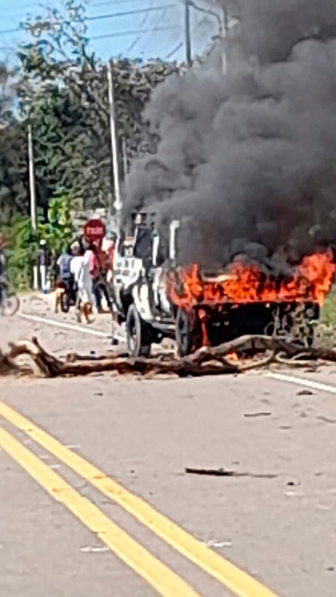 Lo lincharon por asesinar a su expareja 1 Lo lincharon por asesinar a su expareja Un hombre asesinó a puñal a su exnovia y luego intentó suicidarse, pero mientras era trasladado en una ambulancia, la comunidad enfurecida detuvo el vehículo y linchó al responsable hasta ocasionarle la muerte.