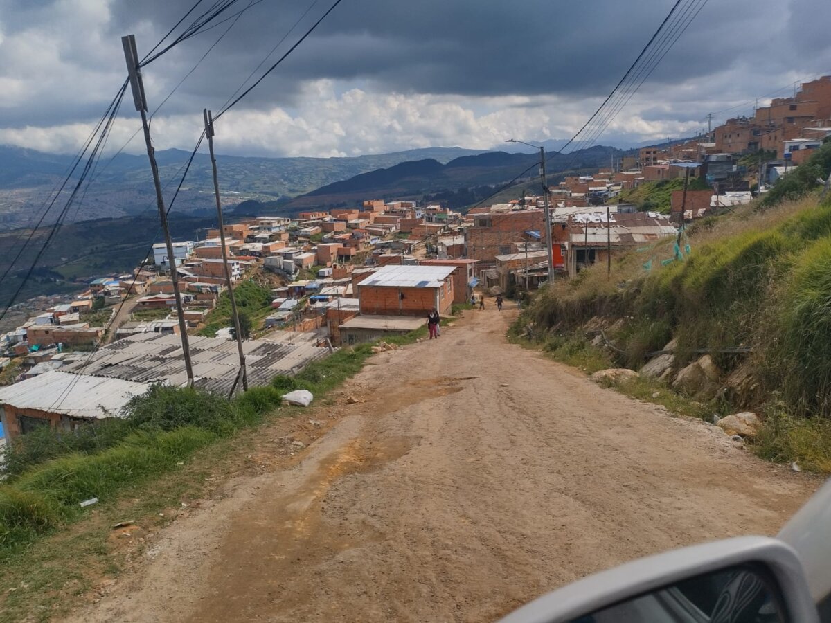 A bala asesinaron a un hombre dentro de un taxi en Ciudad Bolívar 1 A bala asesinaron a un hombre dentro de un taxi en Ciudad Bolívar La madrugada de ayer, en una invasión ubicada en la zona alta de la localidad de Ciudad Bolívar, un hombre de aproximadamente 25 años fue asesinado por sicarios que le dispararon cuanto se encontraba al interior de un taxi. La víctima falleció al interior del vehículo luego de recibir al menos 3 impacto con arma de fuego.