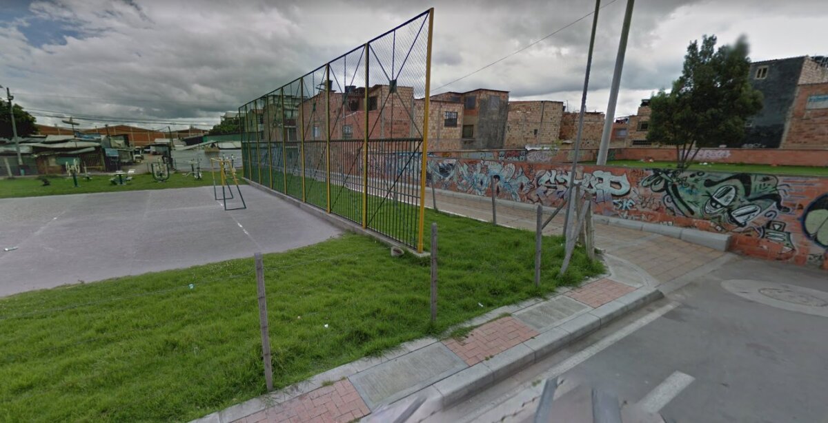 Crimen en Altos de Santana Una vez llegaron las autoridades ya no había ni rastro del agresor. Solo estaba el herido tendido en vía pública: presentaba una escandalosa hemorragia en las piernas y de inmediato fue trasladado al Hospital María Auxiliadora de Mosquera.