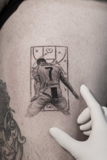 Aficionado a Messi le pagó $5 millones a tatuador colombiano 2 Aficionado a Messi le pagó $5 millones a tatuador colombiano El talentoso tatuador colombiano Arvey Pérez, conocido como APZ, se ha convertido en la sensación en Europa, a tal punto que cobra $670.000 por una hora de su trabajo.