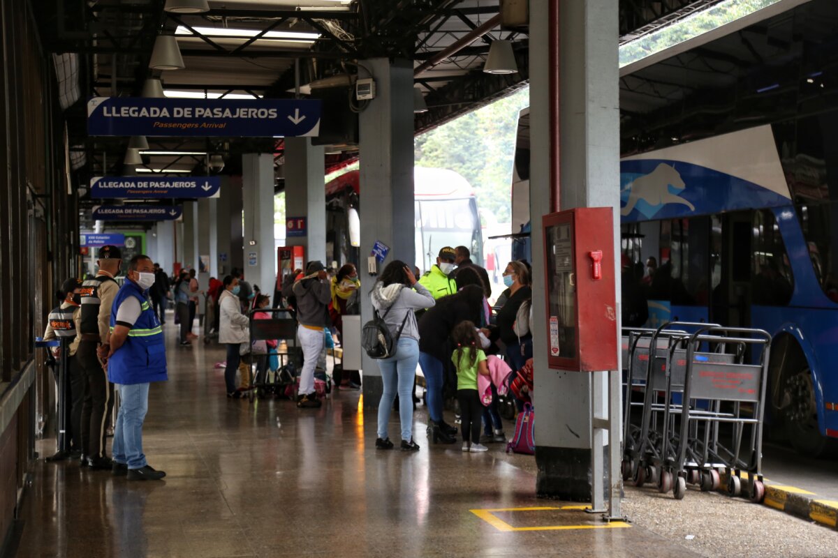 ¡Pilas! denuncian tiquetes caros y demoras en la Terminal del Salitre 1 ¡Pilas! denuncian tiquetes caros y demoras en la Terminal del Salitre Algunos ciudadanos han reportado que incluso llevan más de un día intentando realizar la compra de tiquetes, pero a comparación de temporada baja, los precios están por las nubes.