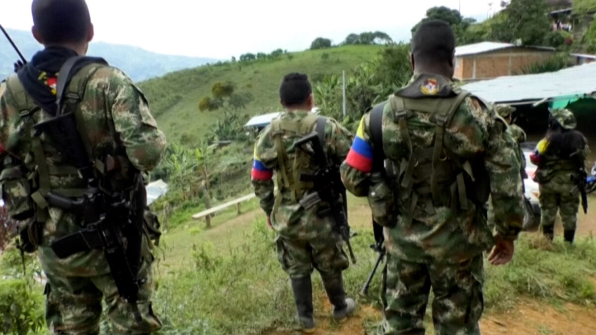 El mayor grupo disidente de las Farc anunció tregua de fin de año 8 El mayor grupo disidente de las Farc anunció tregua de fin de año El grupo más numeroso de guerrilleros disidentes de las Fuerzas Armadas Revolucionarias de Colombia (FARC) que no se acogió al acuerdo de paz en 2016 declaró un cese al fuego unilateral hasta el 2 de enero, anunció este sábado la oficina del comisionado presidencial de paz.