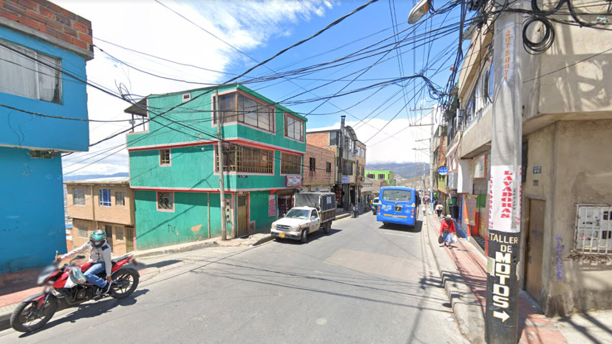 Dos muertos deja balacera en Ciudad Bolívar 1 Dos muertos deja balacera en Ciudad Bolívar En la tarde de ayer, en medio de una cruenta riña ocurrida en inmediaciones del barrio El Tesoro (Ciudad Bolívar), dos hombres murieron tras ser atacados con arma de fuego. Las primeras versiones indican que el hecho se dio en medio de disputas territoriales entre bandas que controlan el millonario mercado ilegal de estupefacientes en la zona.