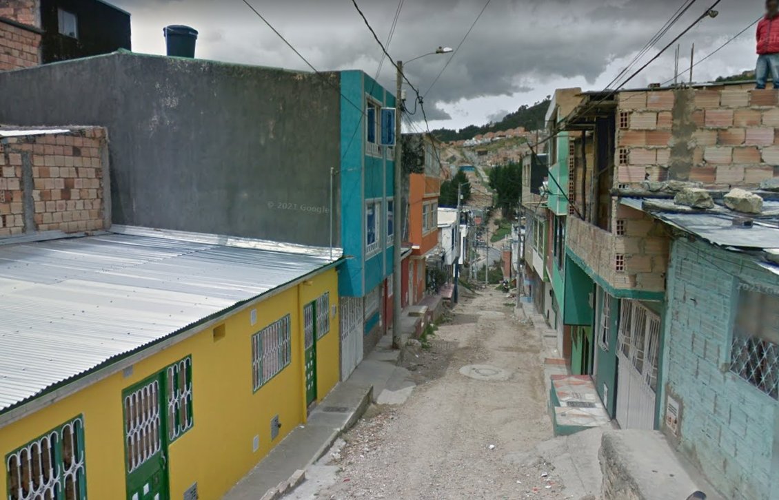 Enigmática muerte en Casa Loma, Usme 1 Enigmática muerte en Casa Loma, Usme La mañana de ayer, en una casa ubicada en la parte alta de la localidad de Usme, una mujer de 59 años fue encontrada sin vida al interior de su vivienda. La escena era desgarradora: la señora fue hallada suspendida de una cuerda que se encontraba atada a su cuello. Aunque todo parece indicar que se trató de un suicidio, para la familia hay indicios de que el caso puede responder a un posible homicidio.