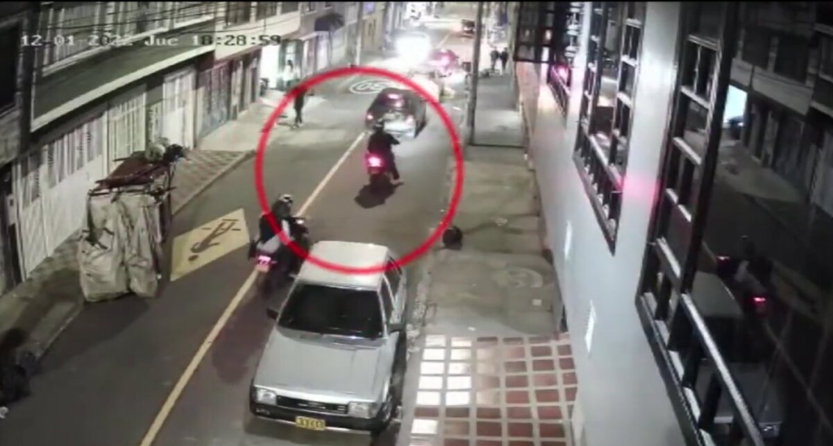 De no creer: le robaron 26 millones cuando acababa de vender su carro 1 De no creer: le robaron 26 millones cuando acababa de vender su carro La inseguridad en Bogotá no da tregua. Esta vez las víctimas fueron dos hombres, quienes acababan de vender un vehículo y llevaban 26 millones de pesos producto del negocio. Los hechos tuvieron lugar en las últimas horas en el barrio Asunción, en la localidad de Puente Aranda.