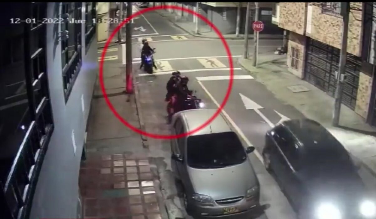 De no creer: le robaron 26 millones cuando acababa de vender su carro 2 De no creer: le robaron 26 millones cuando acababa de vender su carro La inseguridad en Bogotá no da tregua. Esta vez las víctimas fueron dos hombres, quienes acababan de vender un vehículo y llevaban 26 millones de pesos producto del negocio. Los hechos tuvieron lugar en las últimas horas en el barrio Asunción, en la localidad de Puente Aranda.