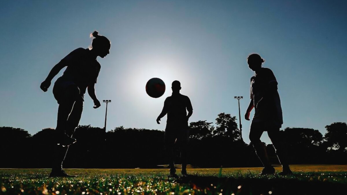 Imputarán cargos a presunto abusador de menores en escuela de fútbol de Bogotá 3 Imputarán cargos a presunto abusador de menores en escuela de fútbol de Bogotá Meses después de que se conocieran las denuncias de algunos padres de varias niñas que presuntamente estaban siendo víctimas de abuso sexual por parte de un entrenador del Club Deportivo Besser, una escuela de fútbol perteneciente a la Liga de Bogotá, la Fiscalía imputará este miércoles a uno de los presuntos responsables.