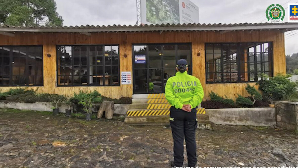 Golpe al proveedor del 'Clan del Golfo' y otras organizaciones criminales La Fiscalía General en conjunto con la Dijín, ocupó con fines de extinción de dominio 18 bienes que habrían sido adquiridos por una red ilegal señalada de abastecer de armas de fuego al ‘Clan del Golfo’ y otras organizaciones criminales.
