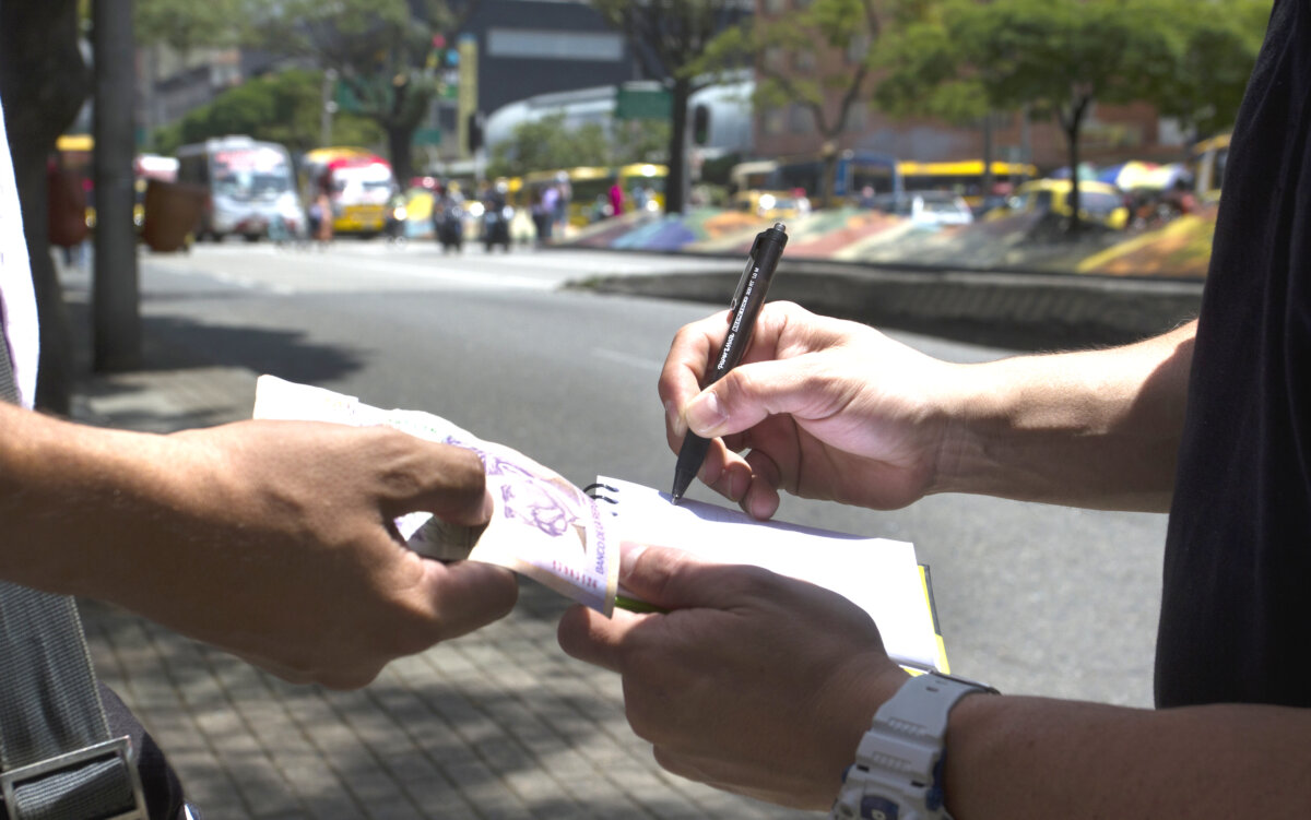 La nueva plataforma para acceder a créditos formales y no recurrir a 'gota a gota' La Alcaldía mayor de Bogotá, en colaboración con la Secretaría de Desarrollo Económico, y Ágata, la Agencia Analítica de Datos de Bogotá, crearon la plataforma 'Crédito Peso a Peso' con el objetivo de que los emprendedores y dueños de pequeños negocios en la capital puedan acceder a créditos y no recurrir a los 'gota a gota'.