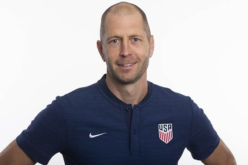 Jugadores que ahora se gozan el mundial como técnicos 5 Jugadores que ahora se gozan el mundial como técnicos Participar de un Mundial como futbolista es algo que solo le corresponde disfrutar a unos privilegiados. Sin embargo, repetir dosis mundialista como jugador y técnico, es nivel Dios, algo que solo pocos hombres han logrado. En Catar hay 9 ‘profes’ que saben como hacerlo.