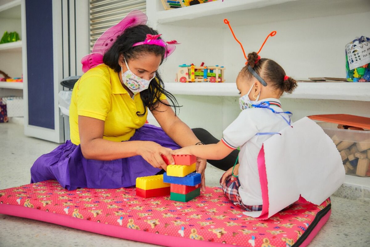 Icbf y MinComercio se unen contra la explotación sexual A través de una campaña de sensibilización en un exclusivo sector de Bogotá, el Instituto Colombiano de Bienestar Familiar (ICBF) y el Ministerio de Comercio, Industria y Turismo se unieron frente a la prevención y erradicación de la explotación sexual de menores.
