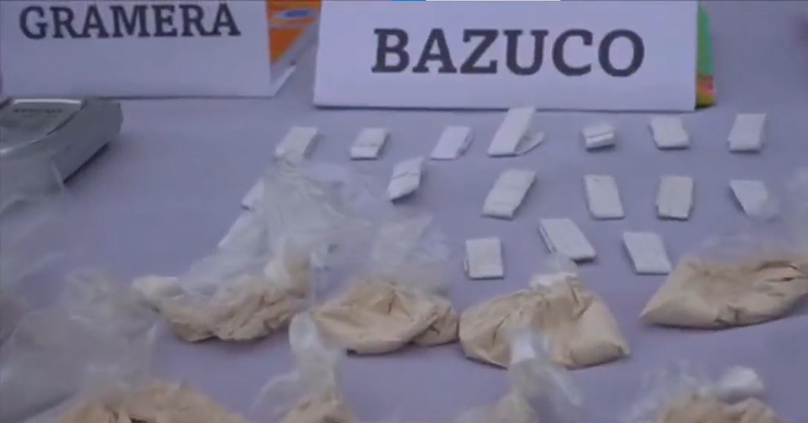 Capturan a 8 personas que vendían vicio cerca de colegios 2 Capturan a 8 personas que vendían vicio cerca de colegios La Policía logró la captura de 8 miembros de la banda conocida como 'Los Colegiales', quienes se dedicaban a vender vicio cerca de colegios en Cota, Cundinamarca.