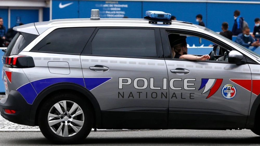 Cinco colombianos a la cárcel por protagonizar millonario robo en Francia Cinco colombianos fueron detenidos en Luxemburgo y luego encarcelados en Francia por el robo de material médico en una policlínica en la ciudad de Nancy. El valor de estos implementos es un millón de euros (más de 5 mil millones de pesos).