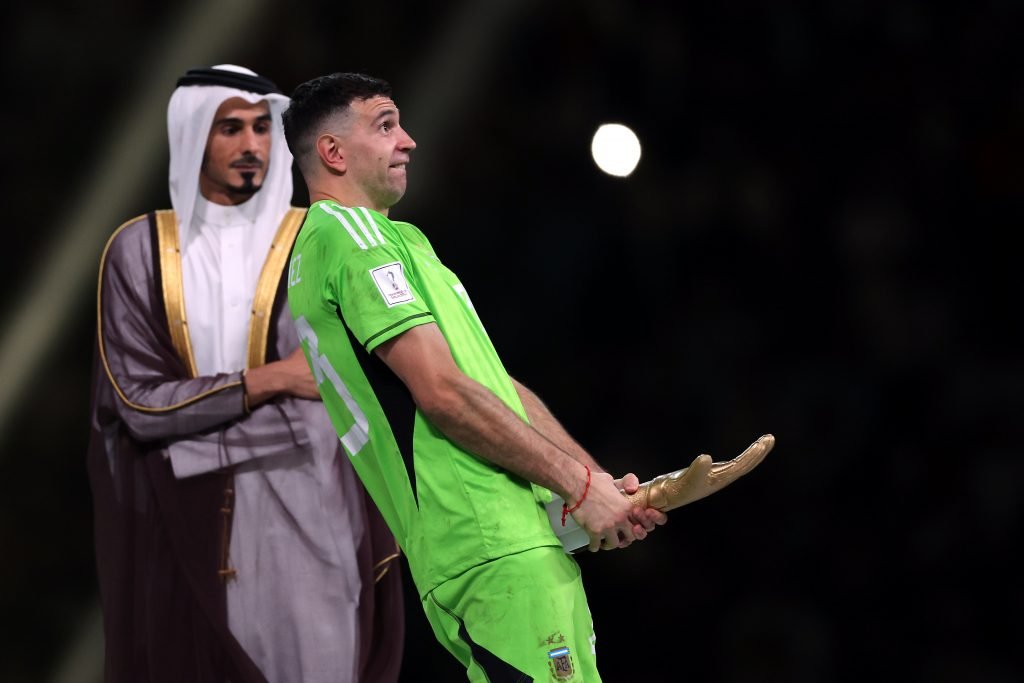 ¿Podrían sancionar a Dibu Martínez por el gesto obsceno al recibir premio en el Mundial? 1 ¿Podrían sancionar a Dibu Martínez por el gesto obsceno al recibir premio en el Mundial? El argentino Emiliano ‘Dibu’ Martínez fue escogido como el mejor arquero del Mundial Qatar 2022 luego de coronarse campeón ante Francia. Sin embargo, esa felicidad no evitó que el guardameta estuviera en el centro de la polémica por realizar un polémico gesto tras recibir el Guante de Oro.