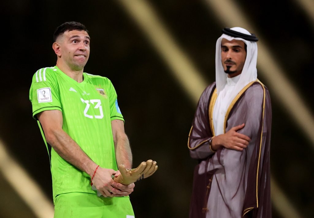 ¿Podrían sancionar a Dibu Martínez por el gesto obsceno al recibir premio en el Mundial? 2 ¿Podrían sancionar a Dibu Martínez por el gesto obsceno al recibir premio en el Mundial? El argentino Emiliano ‘Dibu’ Martínez fue escogido como el mejor arquero del Mundial Qatar 2022 luego de coronarse campeón ante Francia. Sin embargo, esa felicidad no evitó que el guardameta estuviera en el centro de la polémica por realizar un polémico gesto tras recibir el Guante de Oro.
