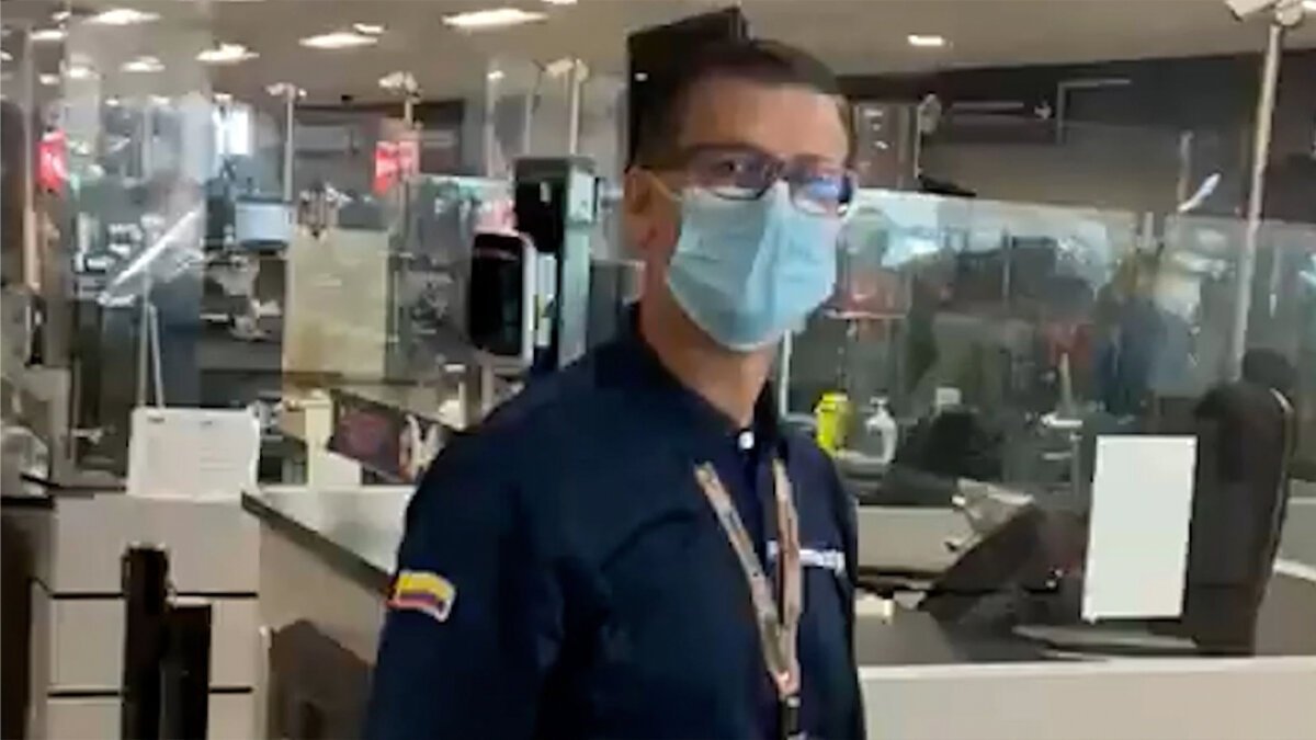 Suspenden a funcionario de Migración Colombia que agredió a un pasajero 1 Suspenden a funcionario de Migración Colombia que agredió a un pasajero La Procuraduría General de la Nación confirmó la suspensión de su cargo durante tres meses a Jaime Alonso Sánchez, funcionario de Migración Colombia, quien agredió físicamente a un ciudadano en el aeropuerto internacional de Bogotá.