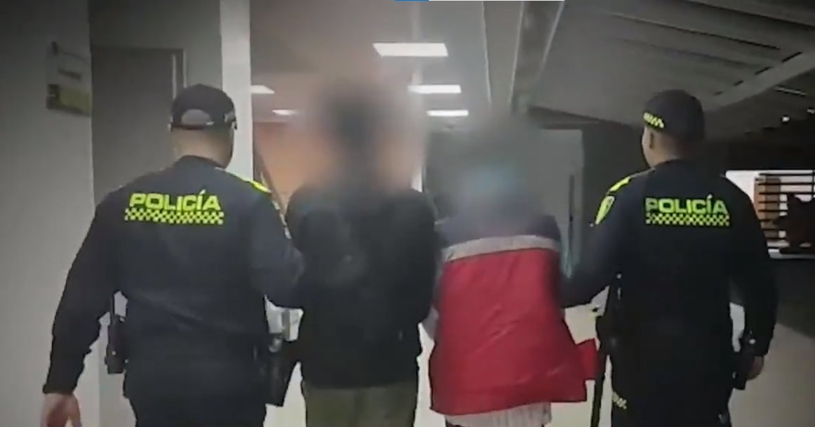 Capturan a delincuentes que robaron un local en Puente Aranda 1 Capturan a delincuentes que robaron un local en Puente Aranda En el barrio Galán, localidad de Puente Aranda, la Policía logró la captura de dos delincuentes en flagrancia en el momento en el que estaban casi que desocupando un local comercial.