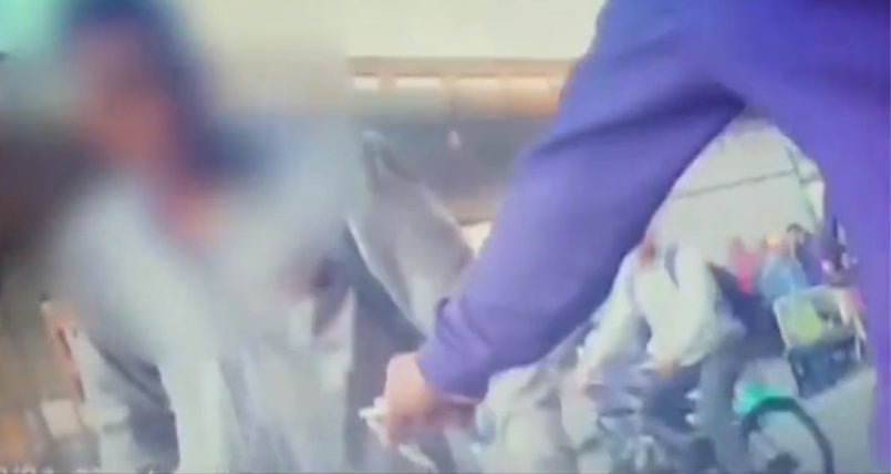 Cayeron 'Los Night', banda que vendía droga en Bogotá 9 personas que integraban la banda conocida como 'Los Night' fueron capturadas en un operativo de la Policía. Esta red criminal vendía droga principalmente en la localidad de Tunjuelito.