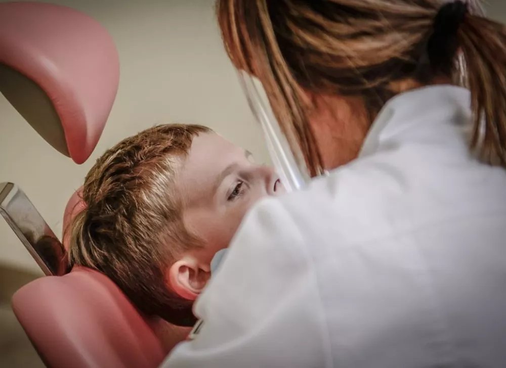 ¡Insólito! odontólogas son condenadas por sacarle 10 dientes a un niño 1 ¡Insólito! odontólogas son condenadas por sacarle 10 dientes a un niño Una práctica odontológica terminó con la carrera profesional de 2 mujeres en Argentina, luego de ser condenadas por sacarle 10 dientes a un niño sin necesidad.