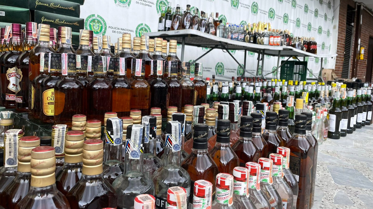 Incautaron más de tres mil botellas de trago chimbo en Los Mártires 4 Incautaron más de tres mil botellas de trago chimbo en Los Mártires Según detallaron las autoridades, en una vivienda de la localidad de Los Mártires, sector San Andresito San José, había un millonario cargamento de trago chimbo y cerca de 3.300 botellas, en su mayoría whisky, fueron incautadas.