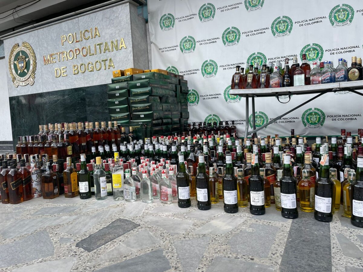 Incautaron más de tres mil botellas de trago chimbo en Los Mártires 1 Incautaron más de tres mil botellas de trago chimbo en Los Mártires Según detallaron las autoridades, en una vivienda de la localidad de Los Mártires, sector San Andresito San José, había un millonario cargamento de trago chimbo y cerca de 3.300 botellas, en su mayoría whisky, fueron incautadas.
