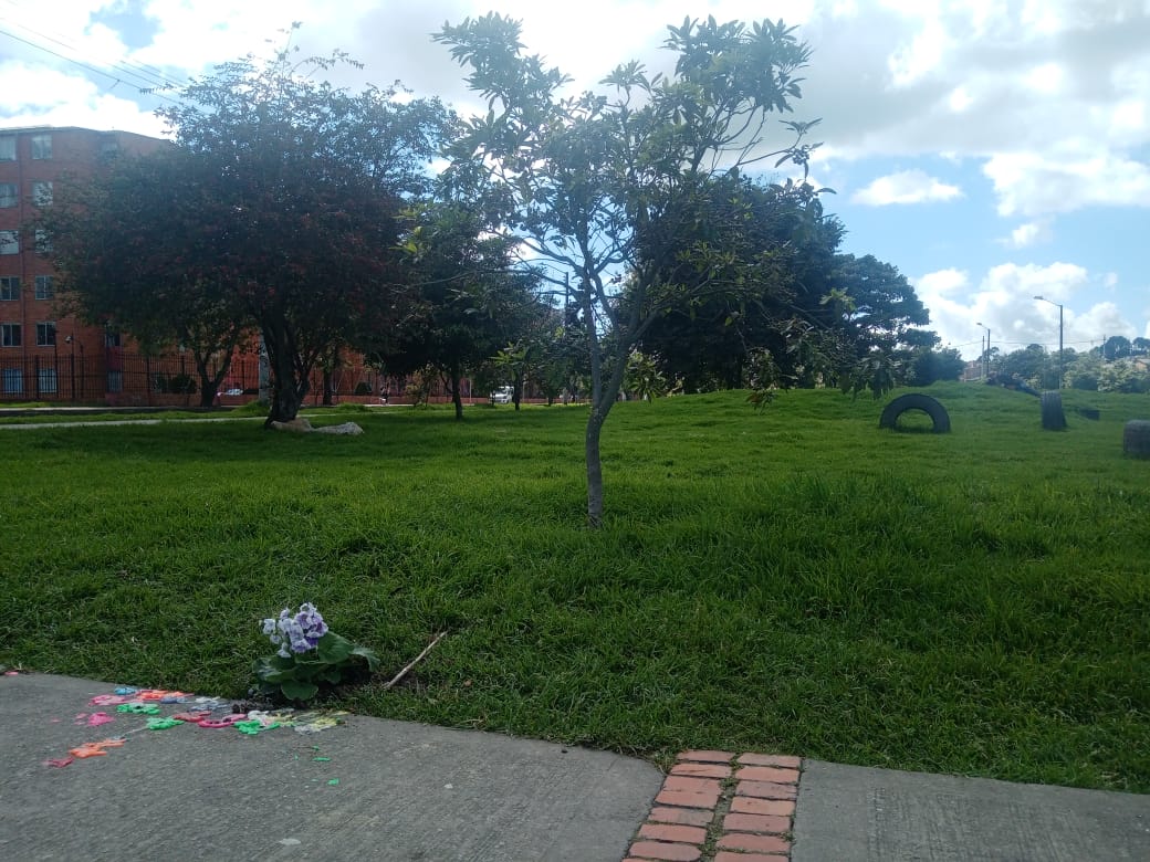 Yuli: asesinada frente a su hijo en Fontibón 1 Yuli: asesinada frente a su hijo en Fontibón A eso de las 6 de la tarde del miércoles, el estruendoso sonido de un arma de fuego dejó paralizados a los vecinos del barrio Pueblo Nuevo de Fontibón. En ese momento una mujer de 39 años, que caminaba junto a su hijo hasta su vivienda, fue sorprendida por un hombre que caminó hasta ella y a sangre fría desenfundó un arma de fuego y la accionó en su cabeza.